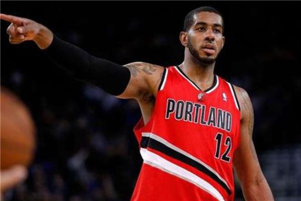 更突显出她 更突显出她